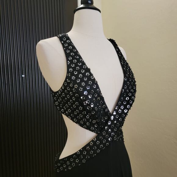 Mac Duggal 68166 Black Sequin Cut Out Cross High Slit Formal Evening Gown 8 - Picture 4 of 11
